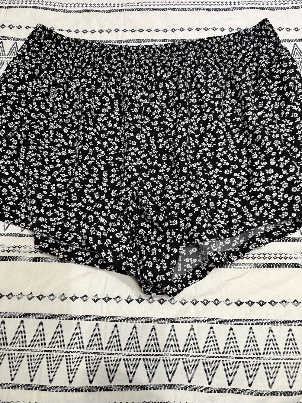 SHEIN Black and White Floral Elastic Waist Shorts